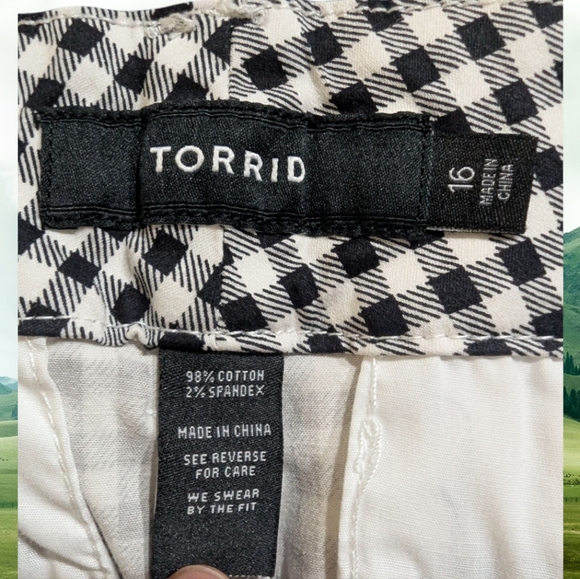 EUC Torrid Black and White Checkered Cuffed Shorts Size 16 - Picture 5 of 5